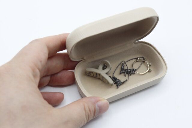 セリアのアクセサリーケース シングルにアクセサリーを収納