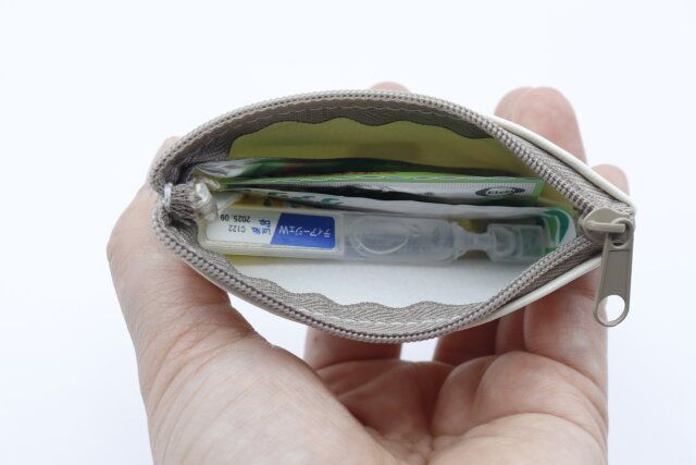 セリアの合皮 マチ付ポーチ ねこ＆プードル柄に物を収納