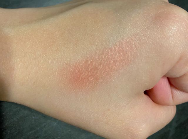 Wデイリームードアップパレットの04クライローズのダイヤ部分のスウォッチ