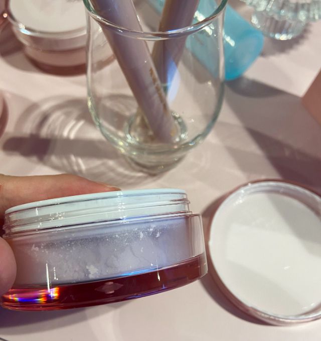 フィクシングブラーパウダーの容器