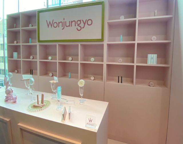 ウォンジョンヨのコスメの全体ディスプレイ