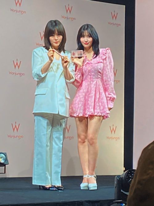 イベントに登壇したウォンジョンヨ先生とTWICEのMOMOさん