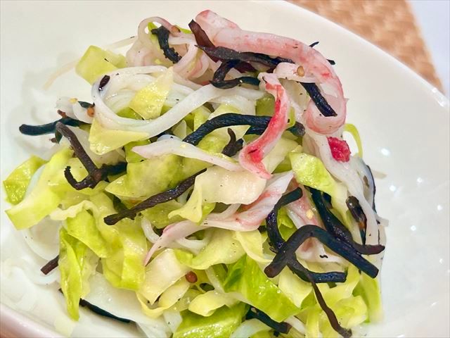 湯かけキャベツとカニカマの粒マスタードマリネ（ひじきver）