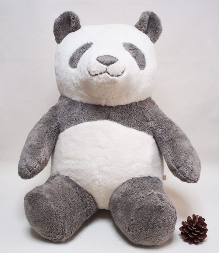 「オーガニックコットン パンダのぬいぐるみ 特大サイズ」と松ぼっくりと比較
