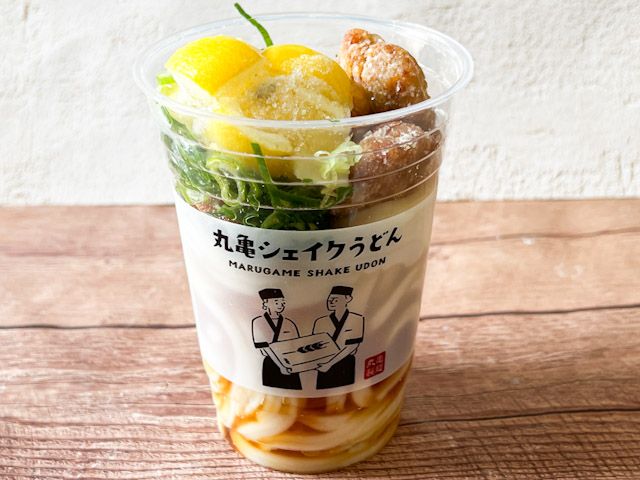 テーブルに乗った「鶏から塩レモンシェイクうどん」