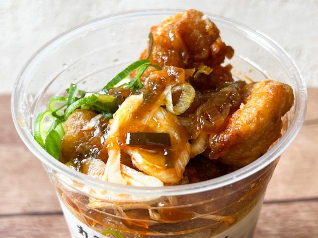 「ピリ辛 油淋鶏（ユーリンチー）シェイクうどん」の具材のアップ