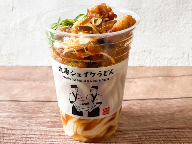 テーブルに乗った「ピリ辛 油淋鶏（ユーリンチー）シェイクうどん」