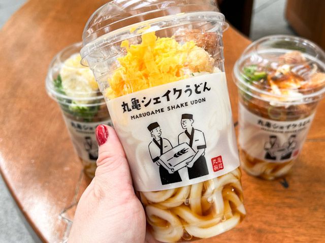 手に持った「丸亀シェイクうどん」