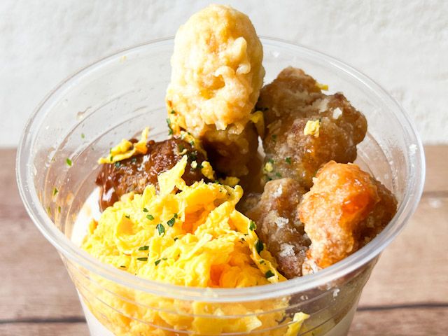 「よくばりシェイクうどん」の具材のアップ