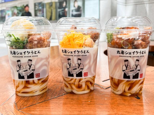 テーブルに並んだ「丸亀シェイクうどん」3種