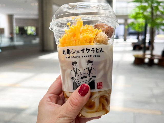 手に持った「丸亀シェイクうどん」