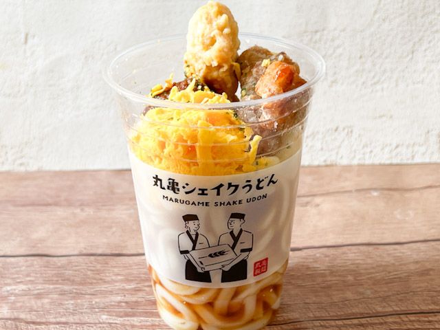 テーブルに乗せられた「よくばりシェイクうどん」