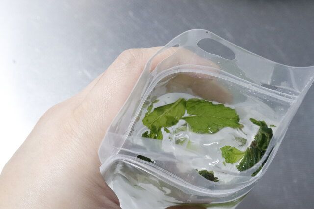 ダイソーのドリンクパウチジップタイプは口が大きく開いてドリンクを入れやすい