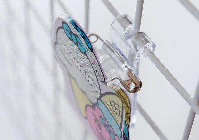 セリアの推し活 ワイヤーネット用缶バッジフックを取る付ける