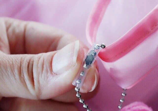 セリアのボールチェーン保護チューブにボールチェーンを入れる