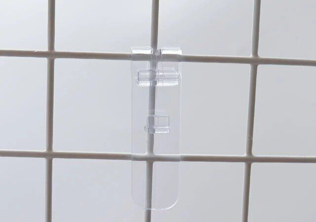 セリア 推し活 ワイヤーネット用缶バッジフックをワイヤーネットに付ける