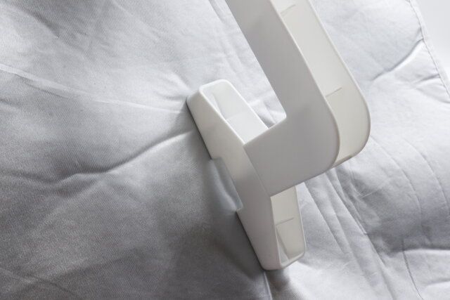 ダイソーのストッパー付布団バサミで布団を挟む様子