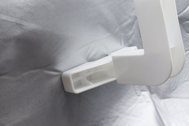 ダイソーのストッパー付布団を使う様子