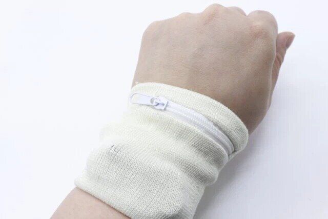 100均セリアのリストバンド型のポーチ