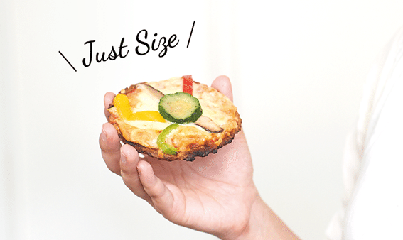 手のひらサイズのカリフラピザ画像