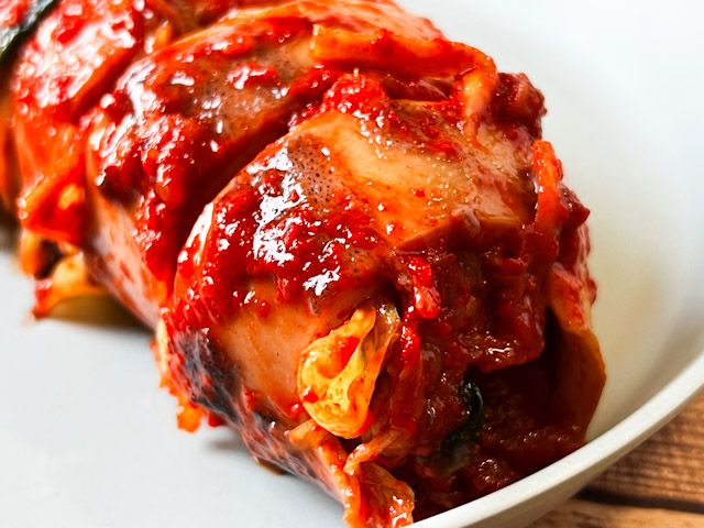 茹でた真イカのおなかに詰まった、白菜キムチ、カクテキ、オイキムチ