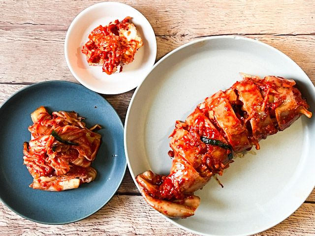 テーブルに並んだ「おつけもの慶」のキムチ3種