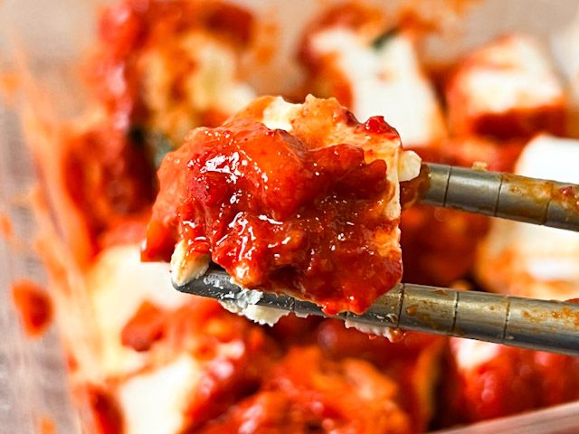 箸で持ち上げた「ヤンニョムクリームチーズ」