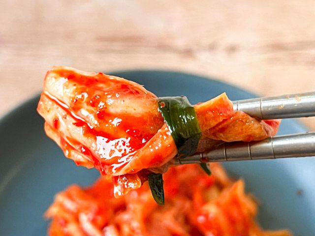 箸で持ち上げた「白菜キムチ」