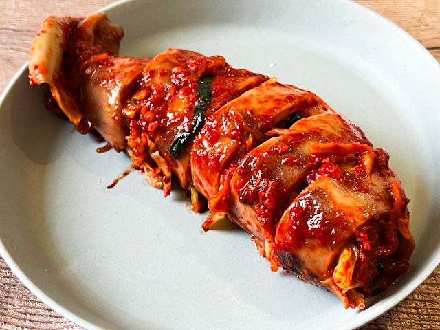 お皿に入った「元祖！おなかいっぱいイカキムチ」