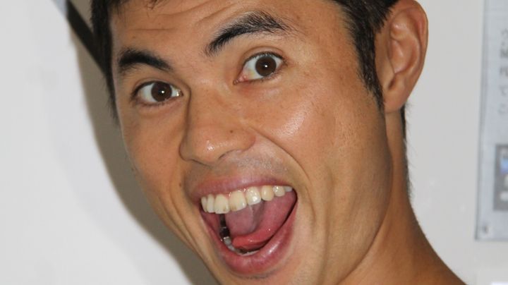 骨折の小島よしおさん、JリーグのC大阪対横浜FM戦に登場！全力で「そんなの関係ねぇ！」