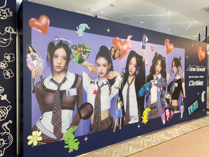 空間もグッズも可愛い♡『NewJeans』のPOP‐UP STOREに潜入！ | TRILL 公式 newjeans ポップアップ うちわ セット