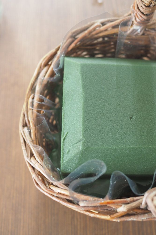 バスケットに吸水性スポンジをセットします