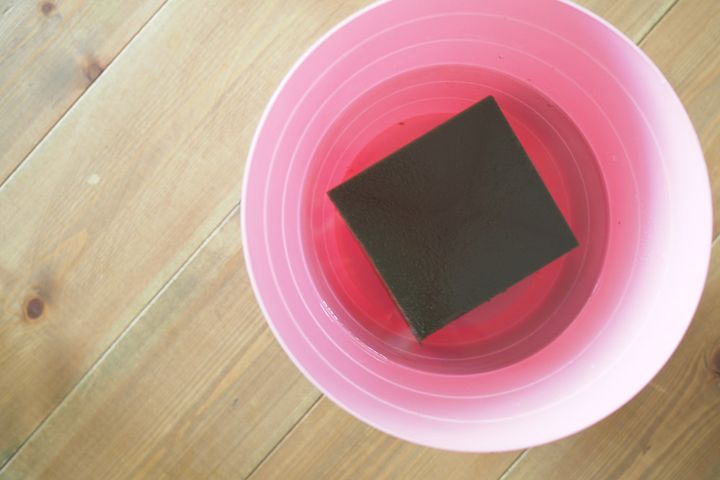 吸水性スポンジを準備します