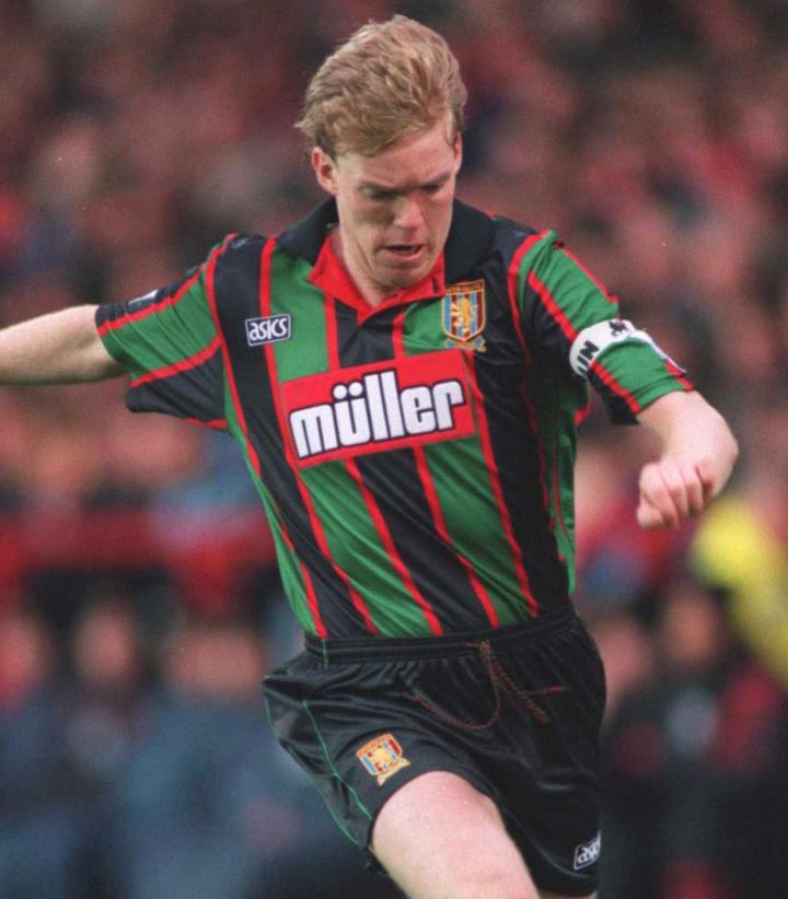 好調アストン・ヴィラ、90年代「ど派手ユニフォーム」の復刻版！アシックスの異色デザインが甦る