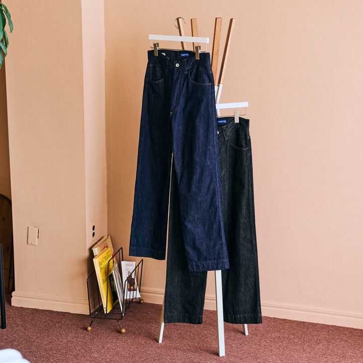オーバーサイズ気味のトップスと好バランスなのは、やや細身シルエットのデニムパンツ【マイスタンダードブック】