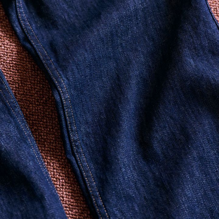 オーバーサイズ気味のトップスと好バランスなのは、やや細身シルエットのデニムパンツ【マイスタンダードブック】