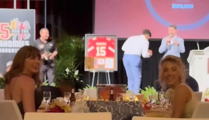 画像: テイラー・スウィフトとトラビス・ケルシーがチャリティイベントに参加