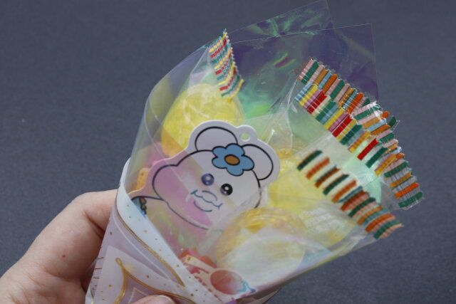 セリアのクリアデザインシート 20Pでラッピングしたギフト