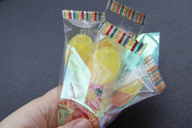 セリアのクリアデザインシート 20Pでお菓子を包む