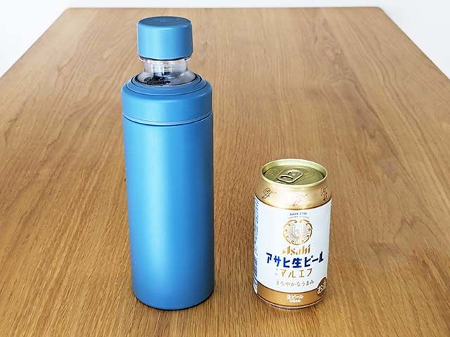 無印良品の「ステンレス 炭酸にも使える 保冷ボトル」とビールがテーブルに並んでいる様子