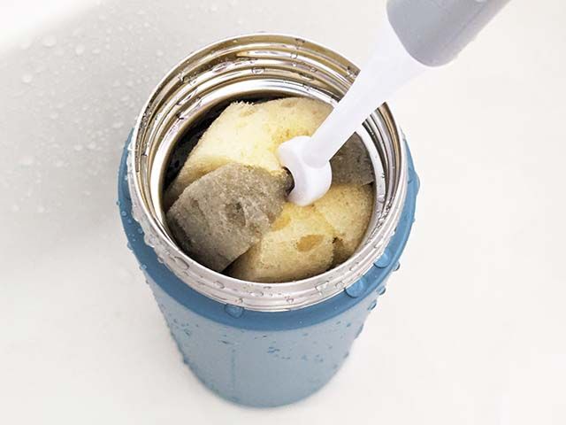 無印良品の「ステンレス 炭酸にも使える 保冷ボトル」の本体上部を外して水筒用のスポンジで洗っている様子