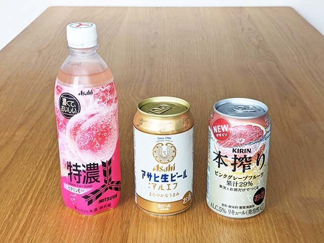 飲料3種（炭酸飲料・ビール・缶チューハイ）がテーブルに並んでいる様子
