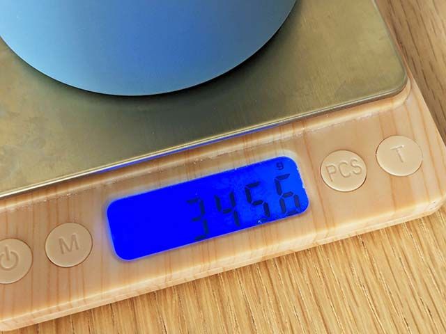 無印良品の「ステンレス 炭酸にも使える 保冷ボトル」の重量を測っている様子。約346g