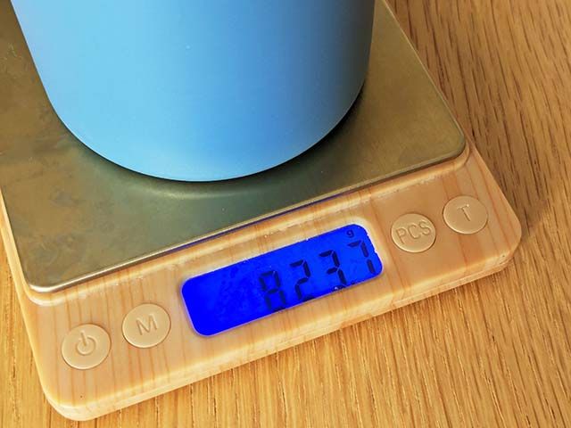 無印良品の「ステンレス 炭酸にも使える 保冷ボトル」の重量を測っている様子。約824g