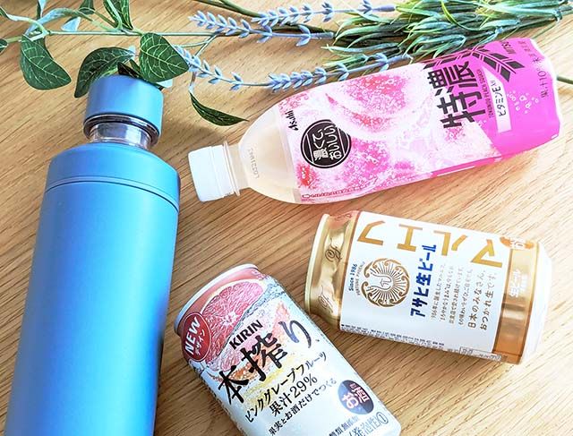 無印良品「ステンレス 炭酸にも使える 保冷ボトル」と3種の飲料がテーブルに置かれている様子
