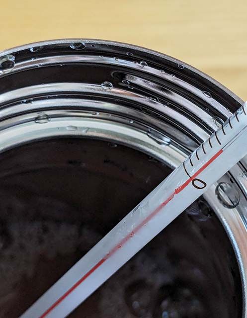 無印良品の「ステンレス 炭酸にも使える 保冷ボトル」に入れた飲料の温度を測っている様子。5℃弱