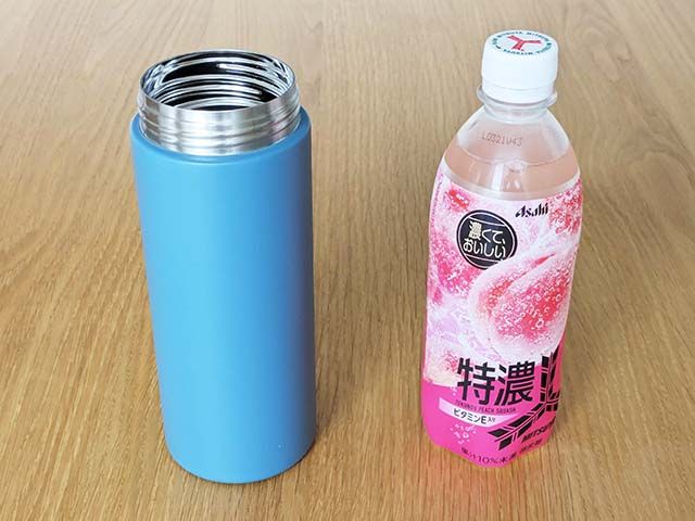 無印良品の「ステンレス 炭酸にも使える 保冷ボトル」と炭酸飲料がテーブルに並んでいる様子