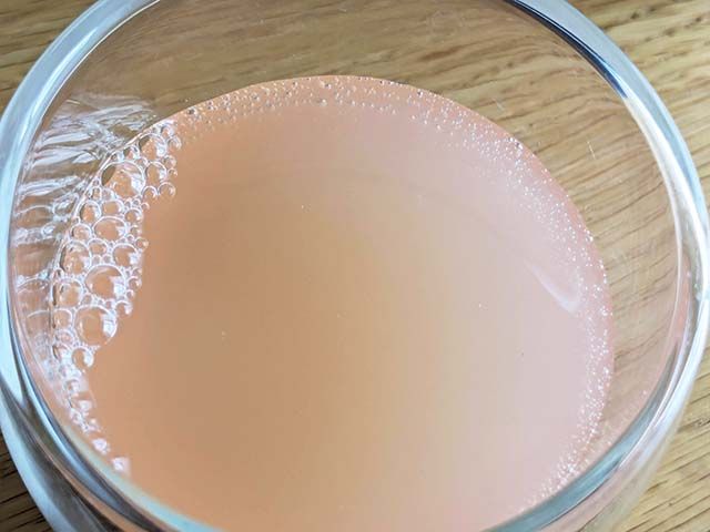 コップに注がれた缶チューハイのグラス内面に、気泡がたくさん付いている様子