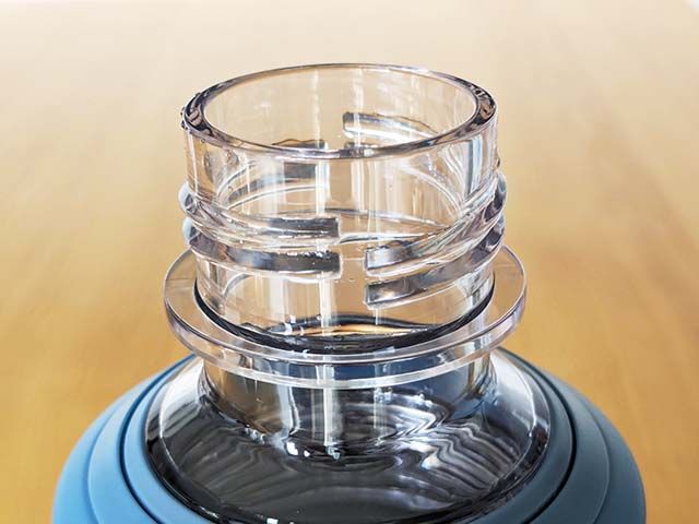 ねじ山に切り込みがあるため炭酸にも対応している無印良品の「ステンレス 炭酸にも使える 保冷ボトル」の飲み口