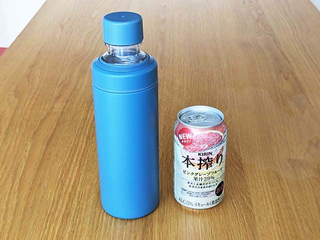 無印良品の「ステンレス 炭酸にも使える 保冷ボトル」と缶チューハイがテーブルに並んでいる様子